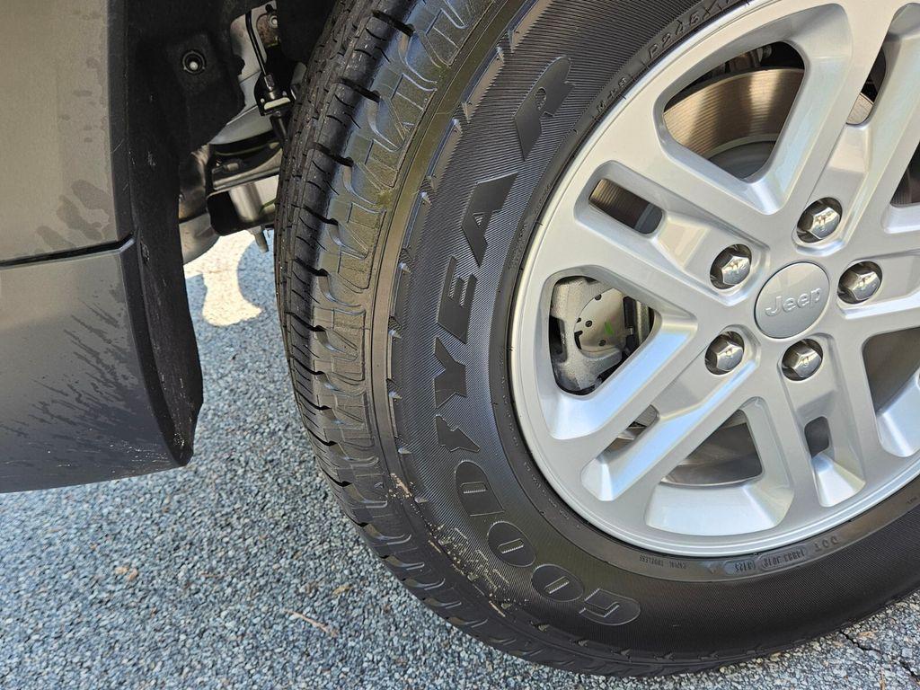 new 2025 Jeep Grand Cherokee car, priced at $36,182