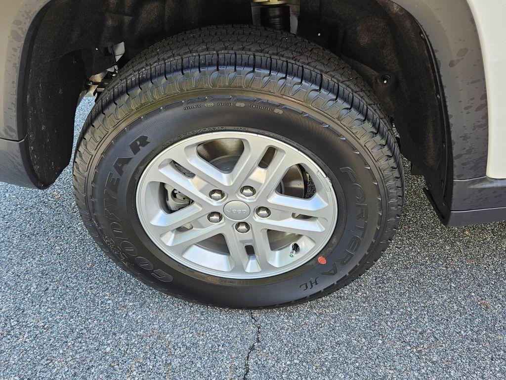 new 2025 Jeep Grand Cherokee car, priced at $36,182