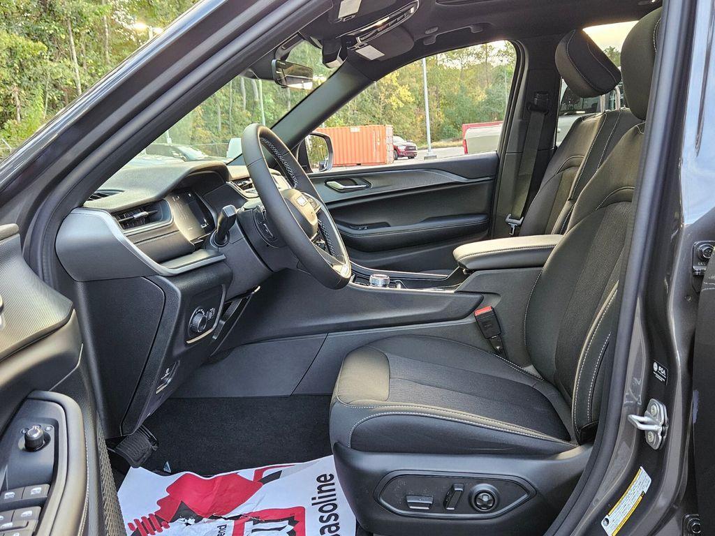 new 2025 Jeep Grand Cherokee car, priced at $35,259