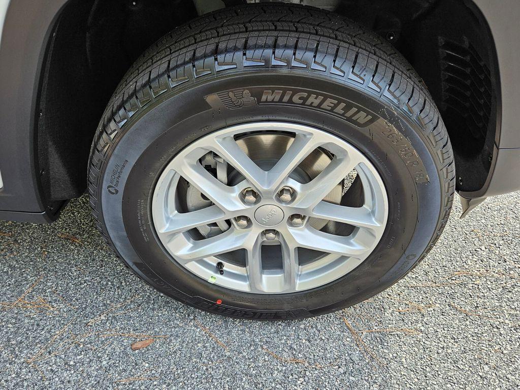 new 2025 Jeep Grand Cherokee car, priced at $34,737