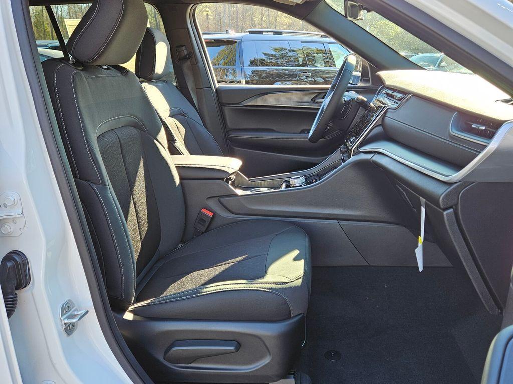 new 2025 Jeep Grand Cherokee car, priced at $31,837