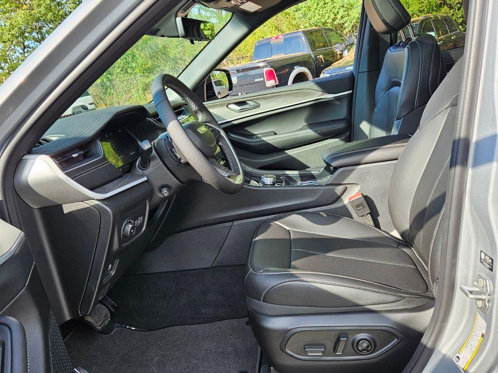 new 2025 Jeep Grand Cherokee car, priced at $43,861