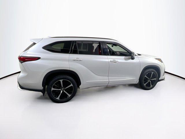 used 2022 Toyota Highlander car, priced at $37,126