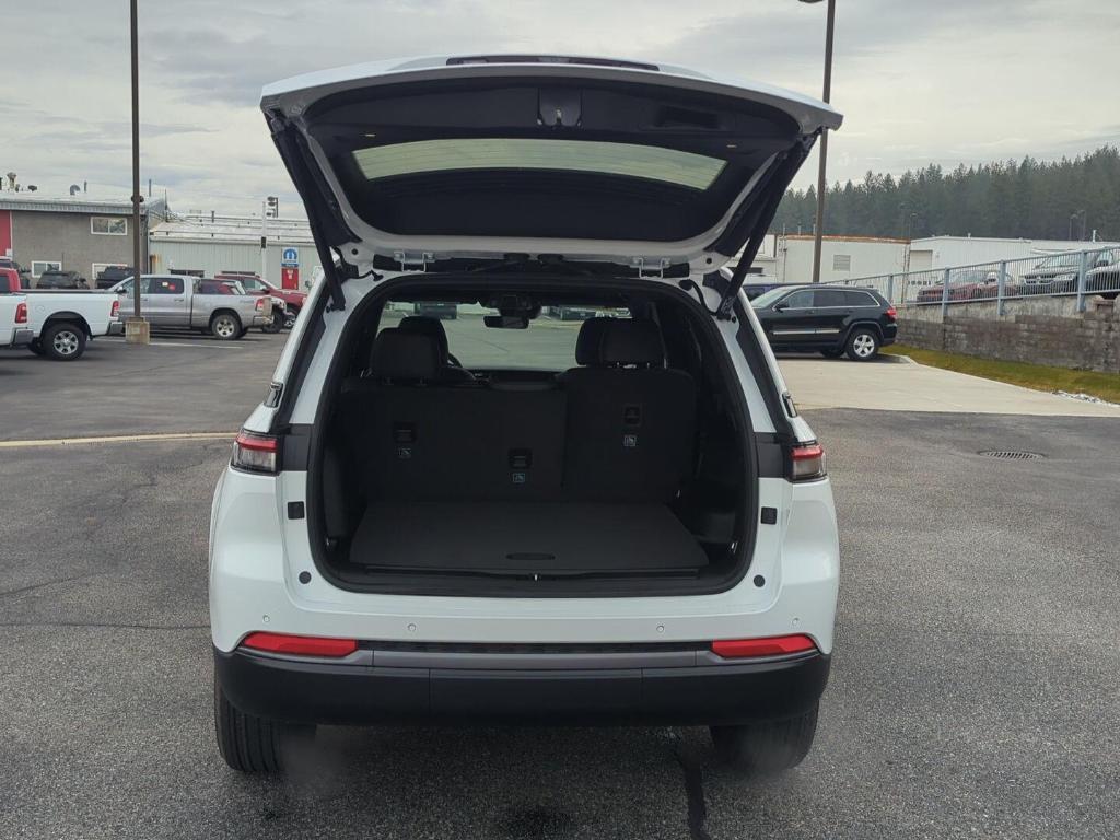 new 2026 Jeep Grand Cherokee car, priced at $43,925