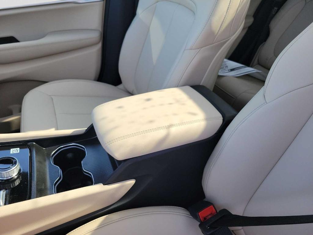 new 2026 Jeep Grand Cherokee car, priced at $44,040