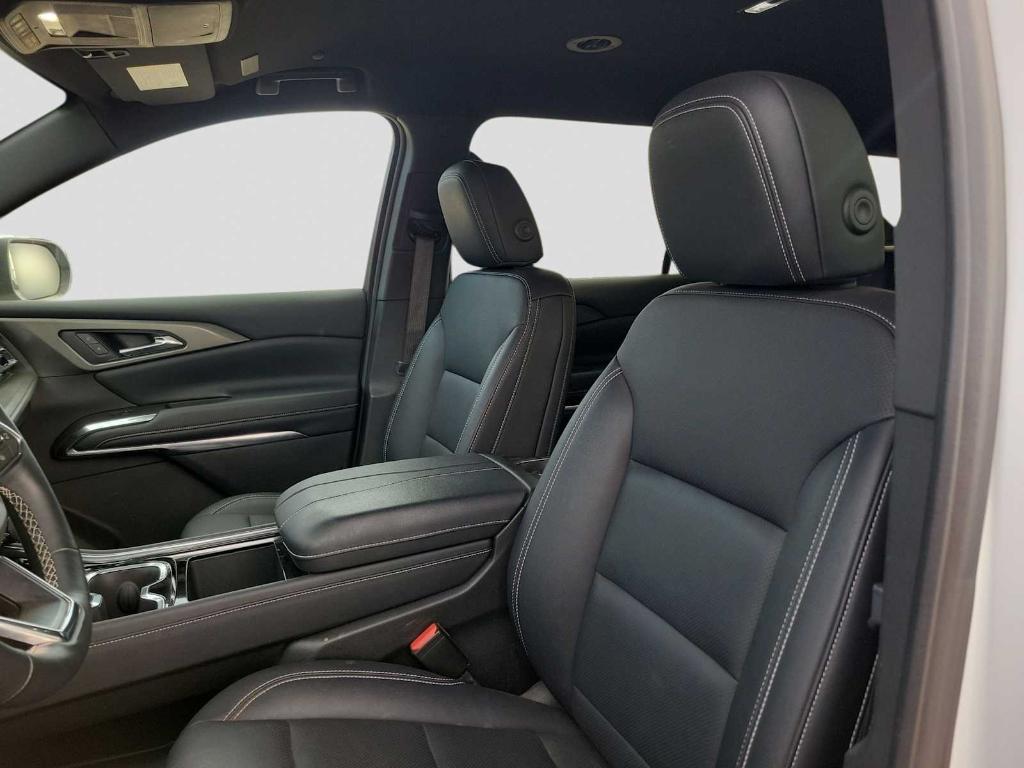 used 2025 Chevrolet Traverse car, priced at $34,995