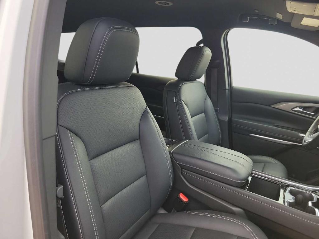 used 2025 Chevrolet Traverse car, priced at $34,995