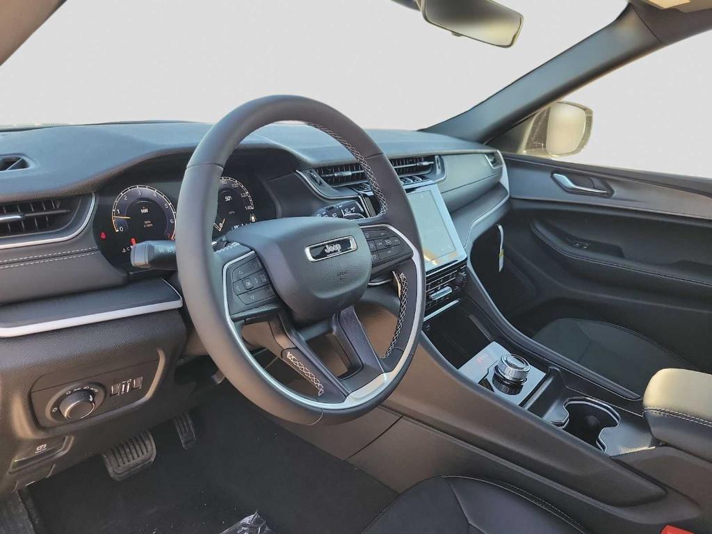 new 2025 Jeep Grand Cherokee car, priced at $39,190