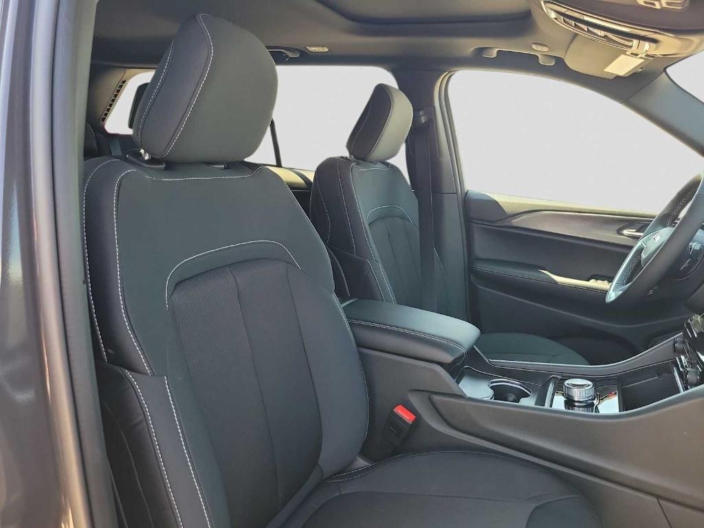 new 2025 Jeep Grand Cherokee car, priced at $35,270