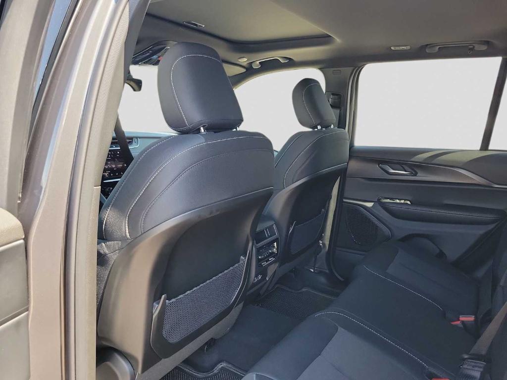 new 2025 Jeep Grand Cherokee car, priced at $35,270