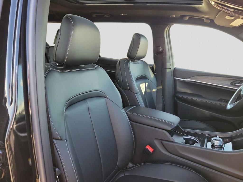 new 2025 Jeep Grand Cherokee car, priced at $48,892