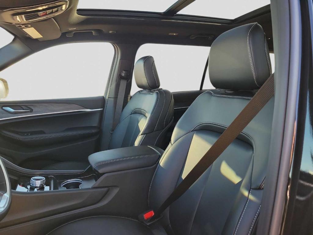 new 2025 Jeep Grand Cherokee car, priced at $48,892