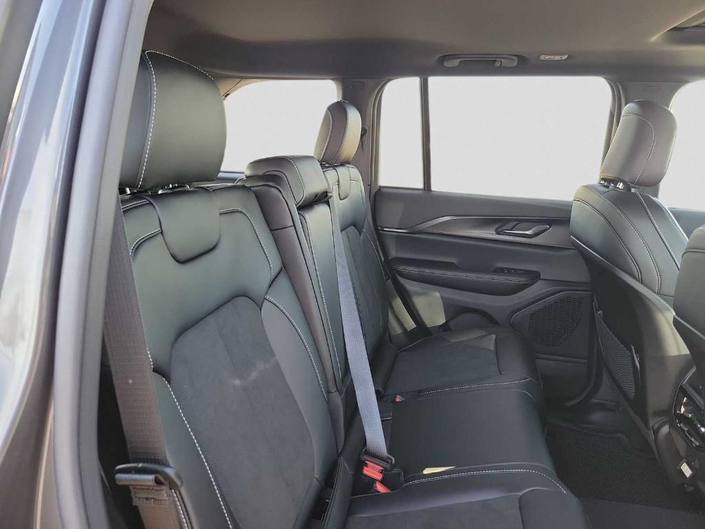 new 2025 Jeep Grand Cherokee car, priced at $37,547