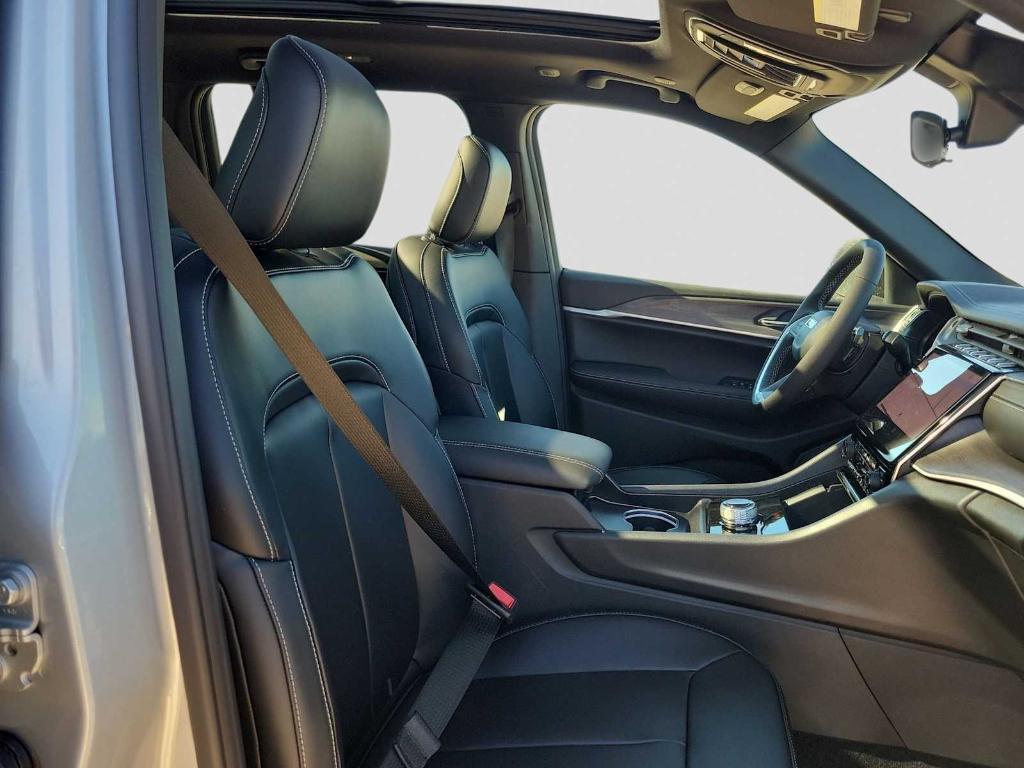 new 2025 Jeep Grand Cherokee car, priced at $42,322