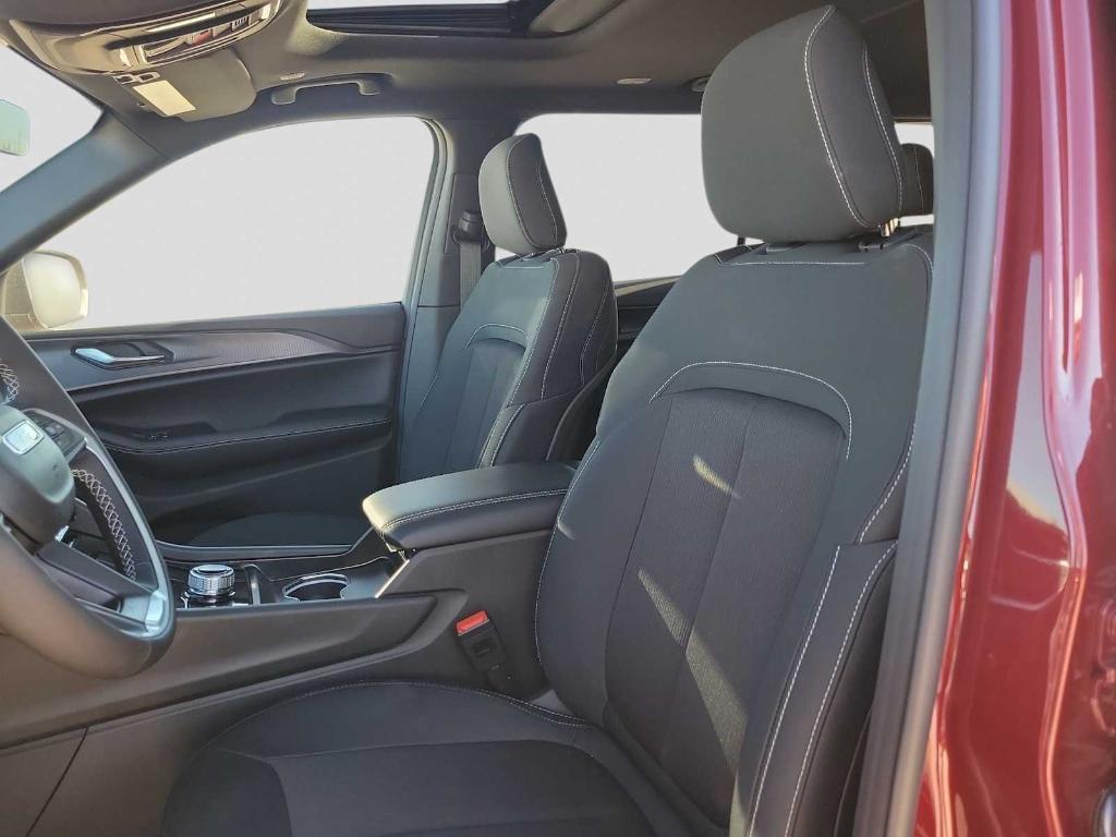 new 2025 Jeep Grand Cherokee car, priced at $40,125