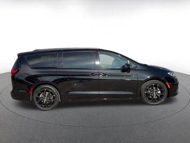used 2025 Chrysler Pacifica car, priced at $35,586