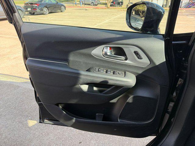 used 2025 Chrysler Pacifica car, priced at $35,586