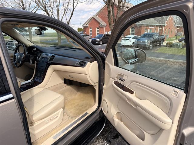 used 2007 Cadillac Escalade ESV car, priced at $10,900