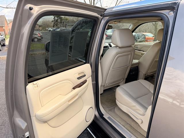 used 2007 Cadillac Escalade ESV car, priced at $10,900