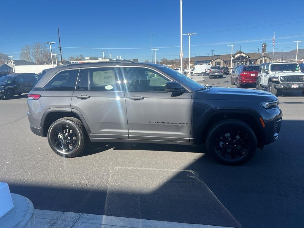 new 2026 Jeep Grand Cherokee car, priced at $43,945