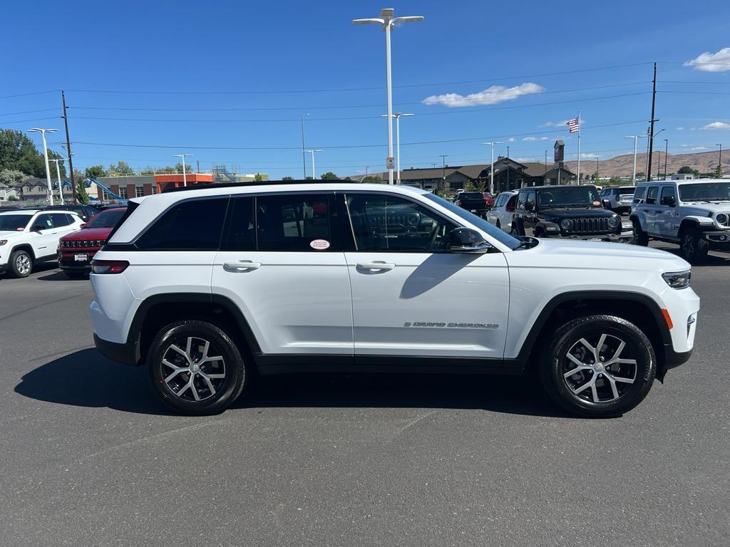 new 2025 Jeep Grand Cherokee car, priced at $47,135