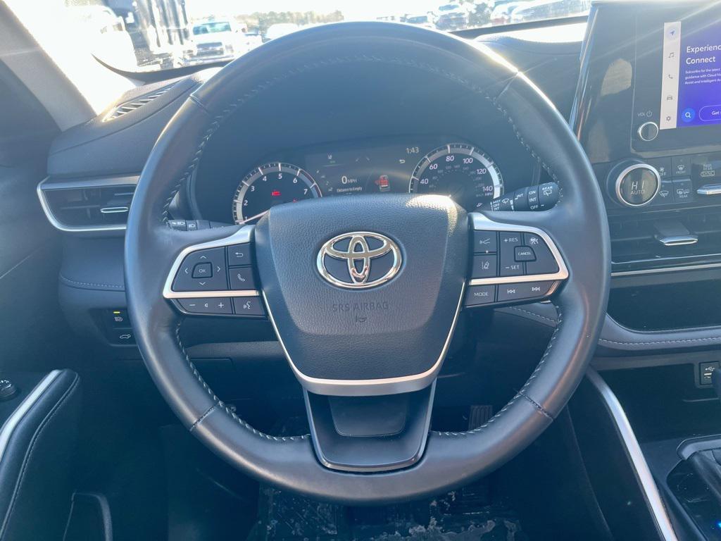 used 2023 Toyota Highlander car, priced at $31,302