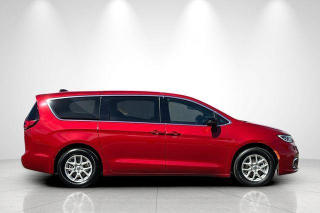 used 2025 Chrysler Pacifica car, priced at $29,290