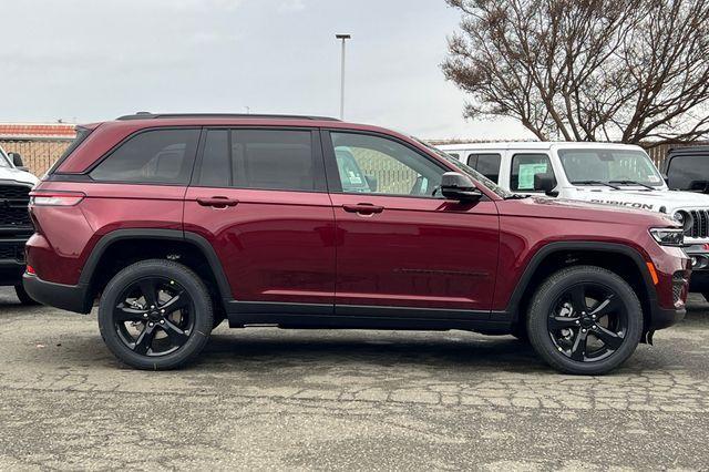 new 2025 Jeep Grand Cherokee car, priced at $39,075