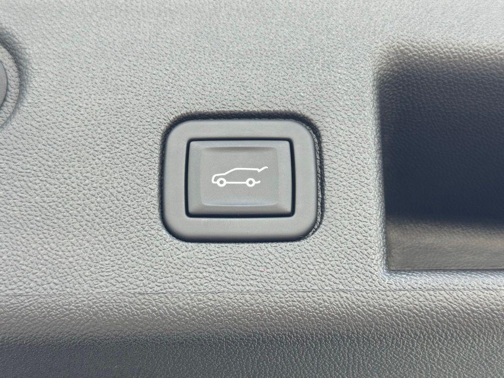 used 2023 Chevrolet Equinox car, priced at $25,598
