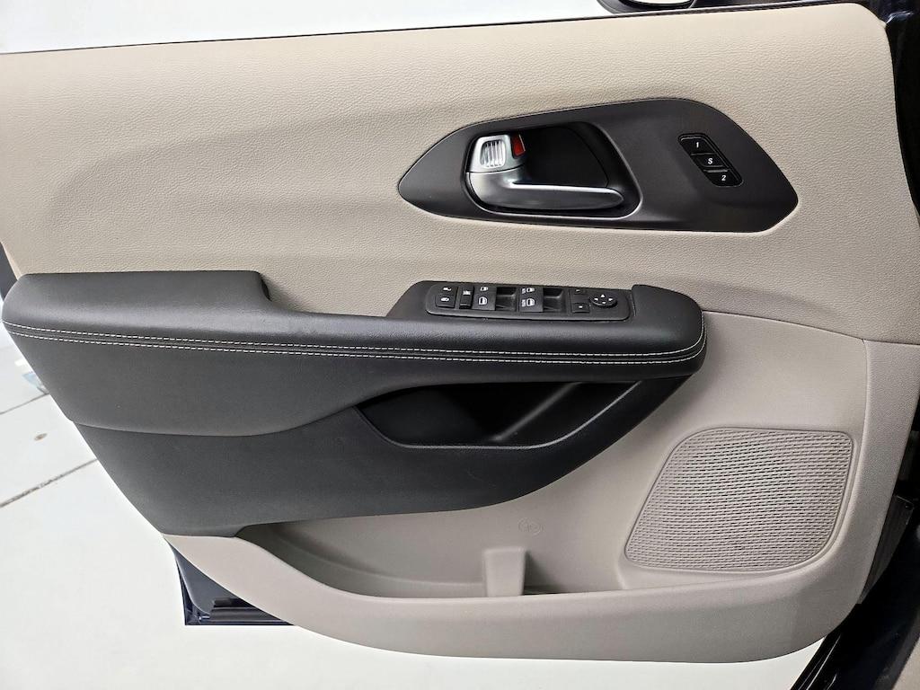 used 2023 Chrysler Pacifica car, priced at $25,998