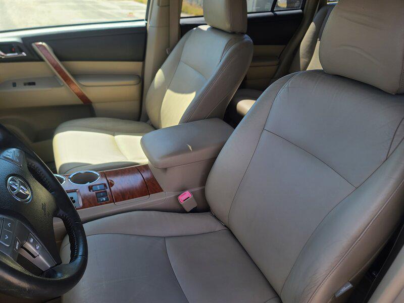 used 2008 Toyota Highlander car, priced at $10,499