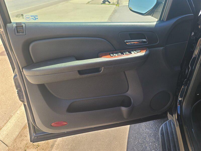 used 2009 Chevrolet Avalanche car, priced at $12,999