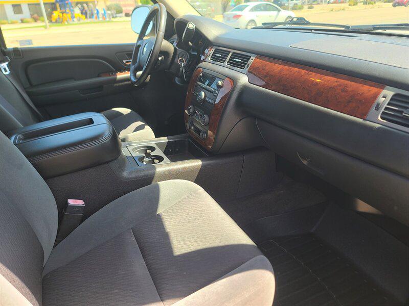 used 2009 Chevrolet Avalanche car, priced at $12,999