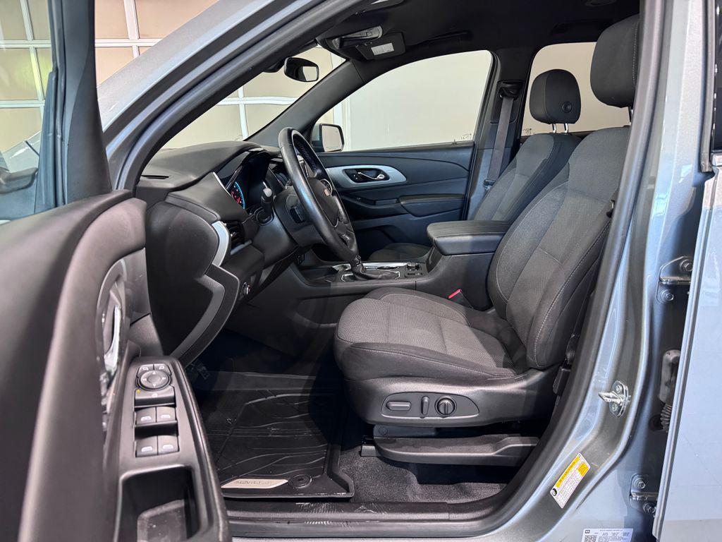 used 2023 Chevrolet Traverse car, priced at $29,487