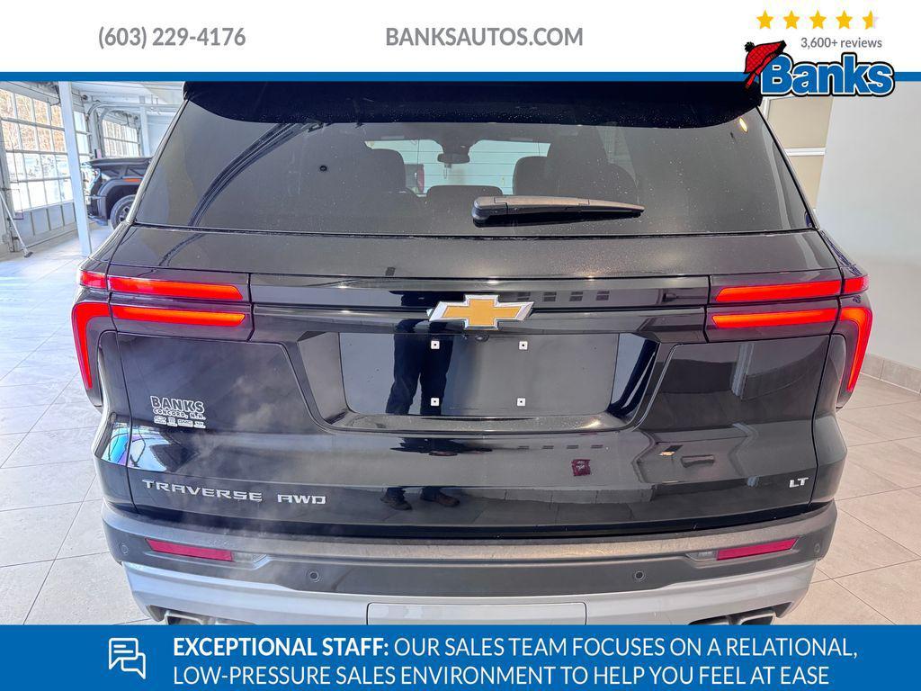 used 2024 Chevrolet Traverse car, priced at $35,987