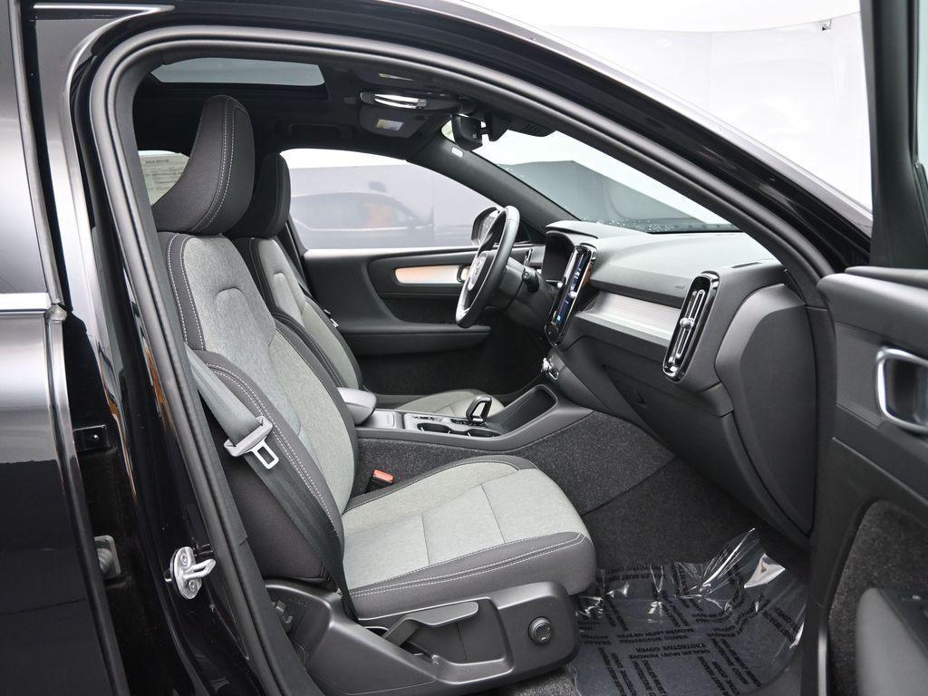 2025 Onyx Black Metallic Volvo XC40