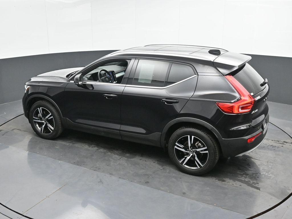 2025 Onyx Black Metallic Volvo XC40