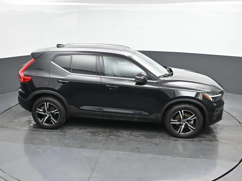 2025 Onyx Black Metallic Volvo XC40