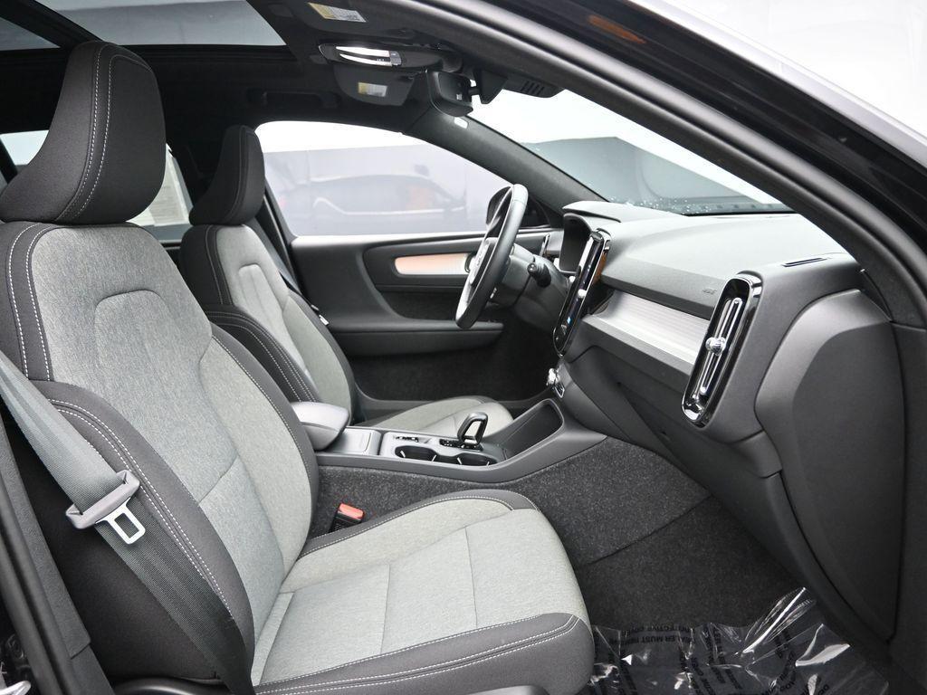 2025 Onyx Black Metallic Volvo XC40