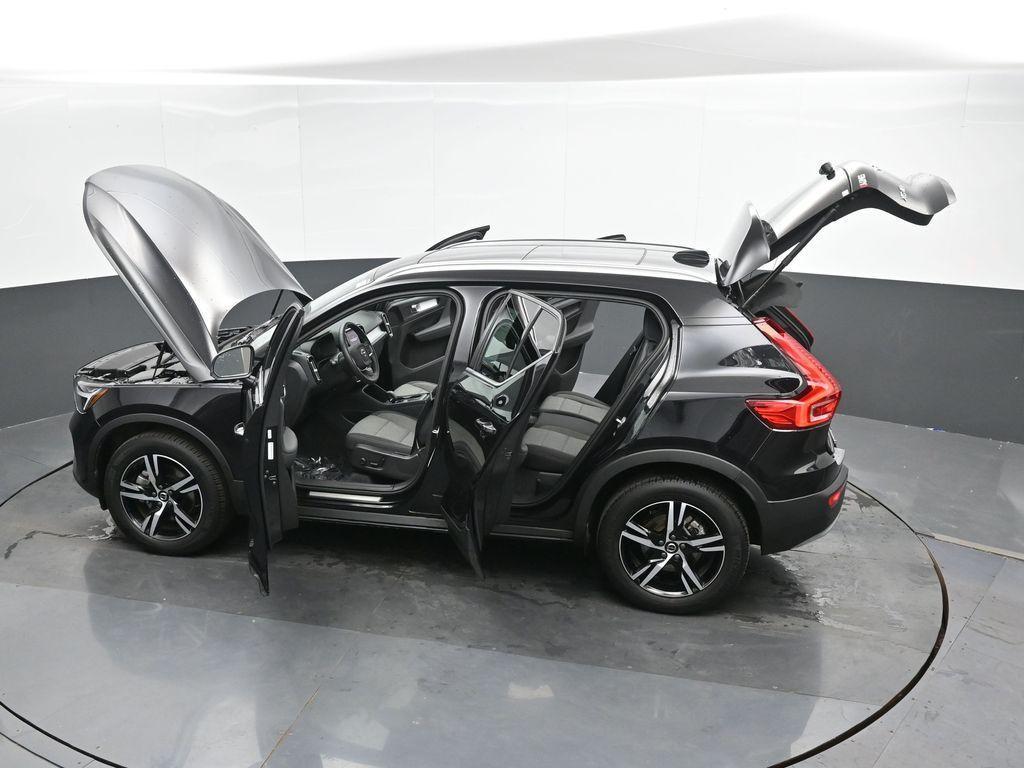 2025 Onyx Black Metallic Volvo XC40