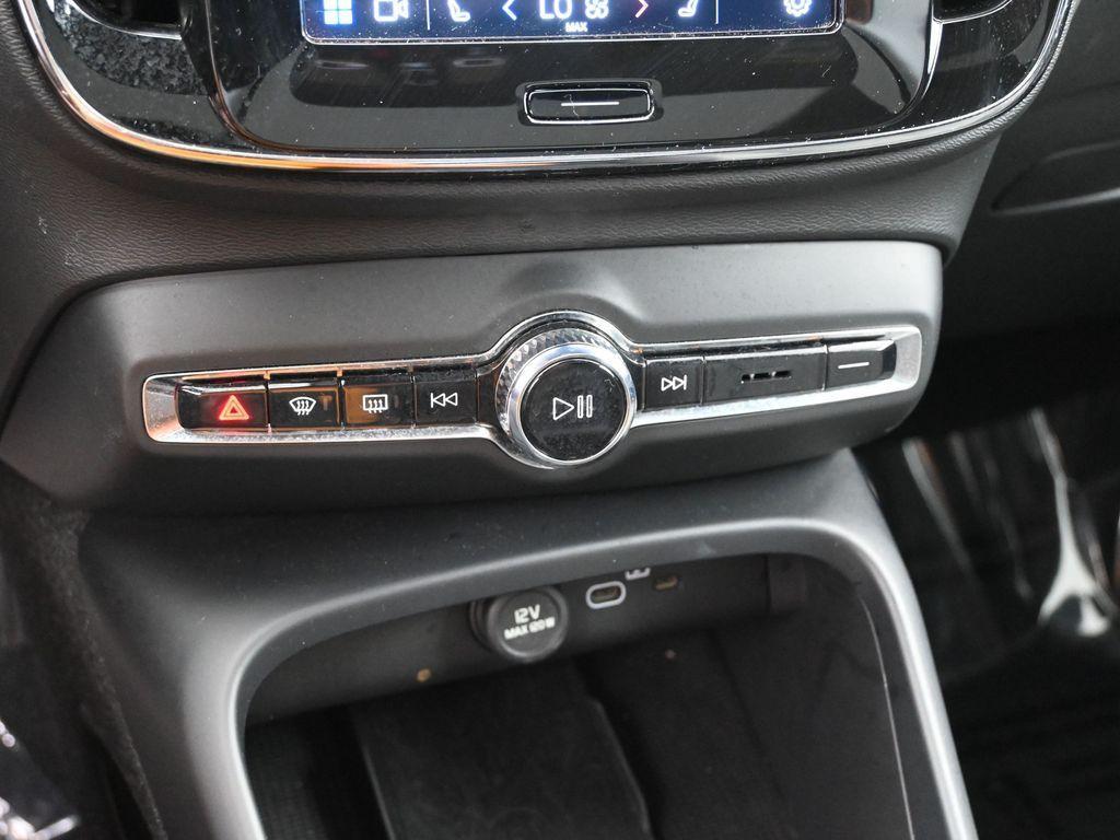 2025 Onyx Black Metallic Volvo XC40