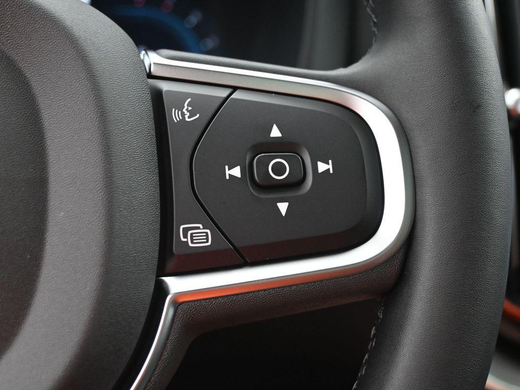 new 2025 Volvo XC60 car, priced at $40,732