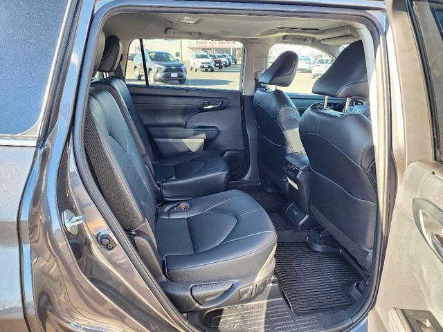 used 2022 Toyota Highlander car, priced at $31,499
