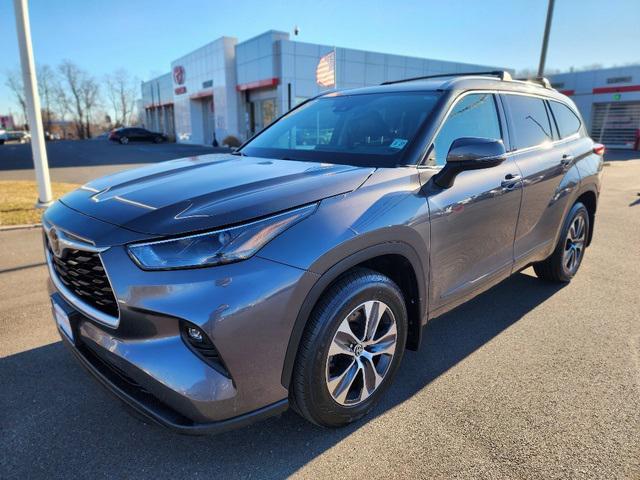 used 2022 Toyota Highlander car, priced at $31,499