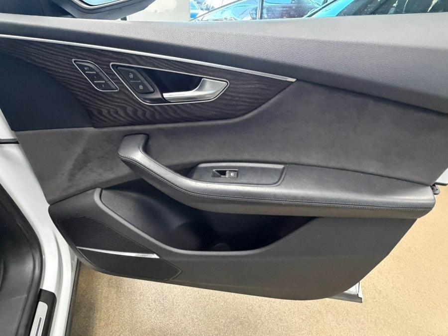 Audi Q8 view 35