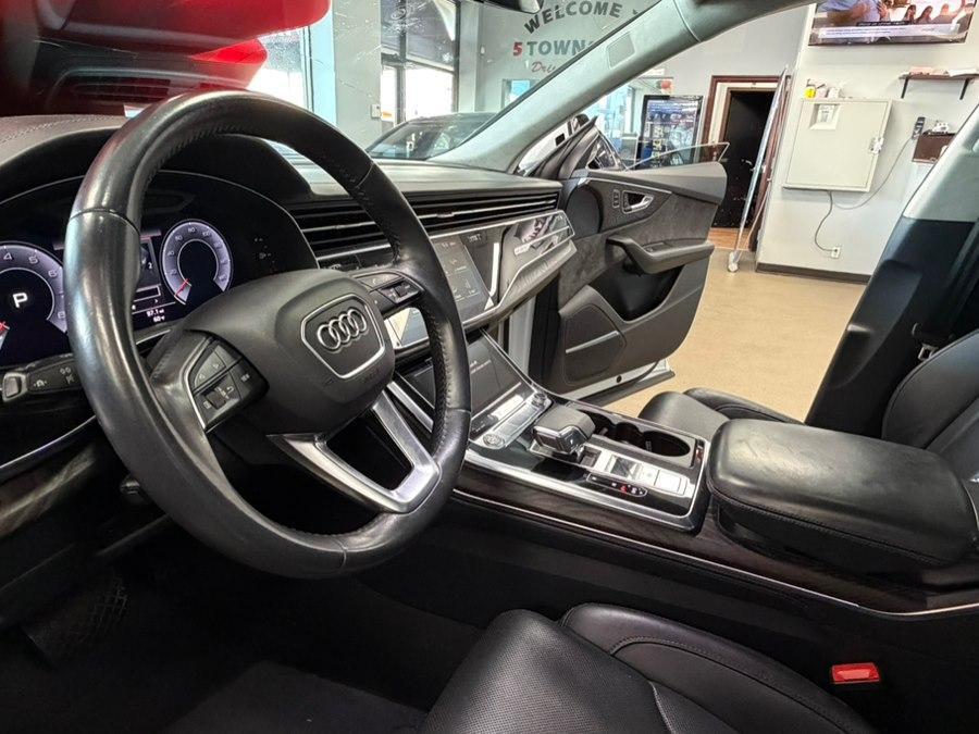 Audi Q8 view 24