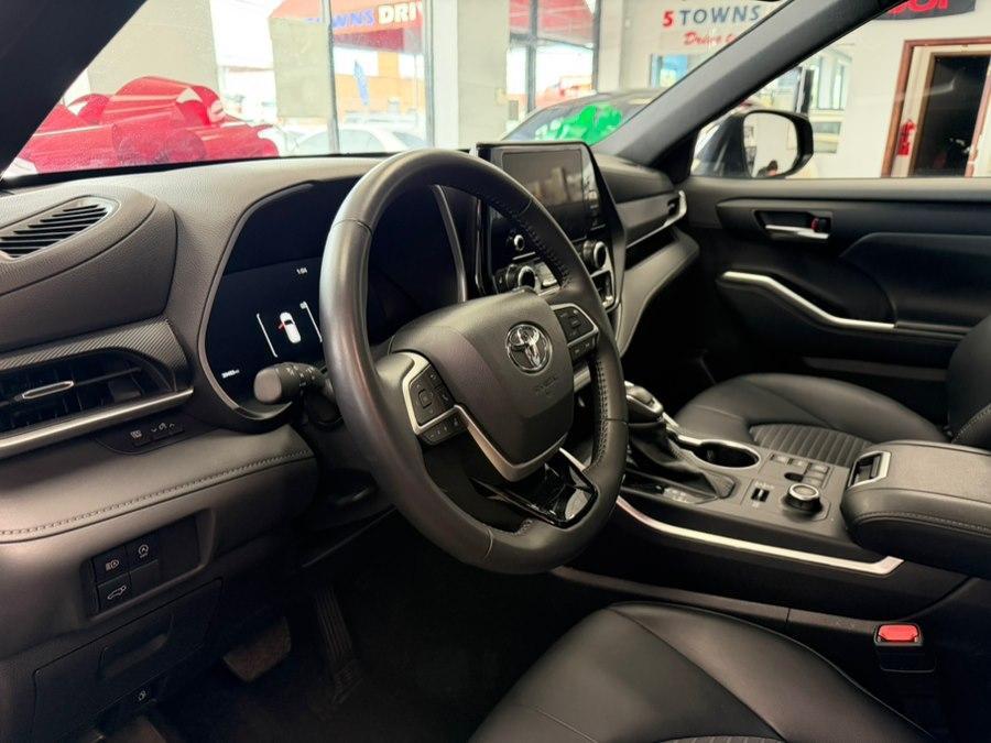 used 2025 Toyota Highlander car, priced at $41,995