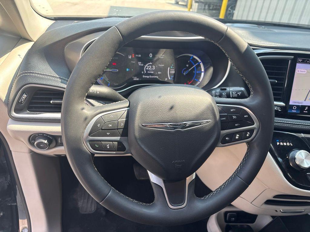 used 2024 Chrysler Pacifica Hybrid car, priced at $27,080