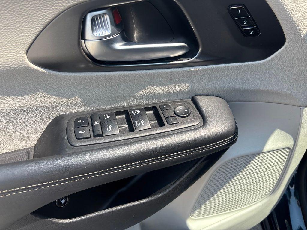 used 2024 Chrysler Pacifica Hybrid car, priced at $27,080