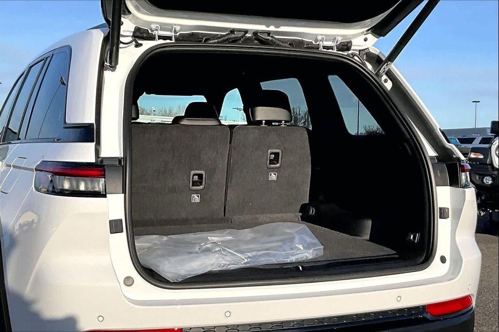 new 2025 Jeep Grand Cherokee car, priced at $43,675